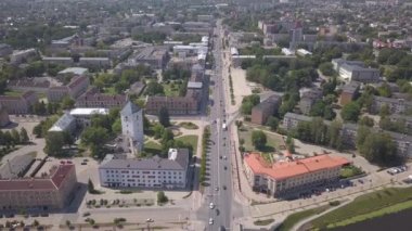 Jelgava şehrinin hava görüntüsü Letonya Zemgale insansız hava aracı üst görüntüsü 4k Uhd video
