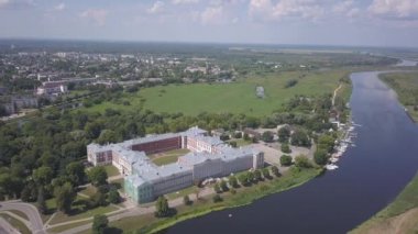 Jelgava şehrinin hava görüntüsü Letonya Zemgale insansız hava aracı üst görüntüsü 4k Uhd video