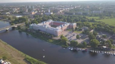 Jelgava şehrinin hava görüntüsü Letonya Zemgale insansız hava aracı üst görüntüsü 4k Uhd video