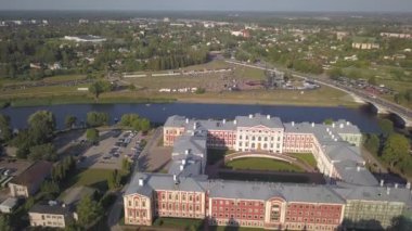 Jelgava şehrinin hava görüntüsü Letonya Zemgale insansız hava aracı üst görüntüsü 4k Uhd video
