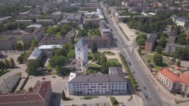 Jelgava şehrinin hava görüntüsü Letonya Zemgale insansız hava aracı üst görüntüsü 4k Uhd video