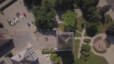Jelgava şehrinin hava görüntüsü Letonya Zemgale insansız hava aracı üst görüntüsü 4k Uhd video