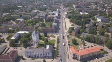 Jelgava şehrinin hava görüntüsü Letonya Zemgale insansız hava aracı üst görüntüsü 4k Uhd video