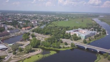 Jelgava şehrinin hava görüntüsü Letonya Zemgale insansız hava aracı üst görüntüsü 4k Uhd video