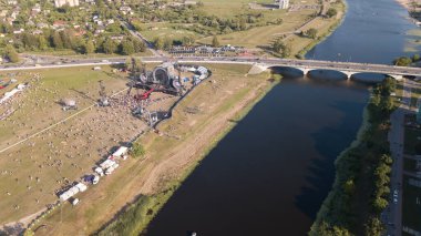 Jelgava şehrinin hava görüntüsü Letonya Zemgale insansız hava aracı üst görünümü