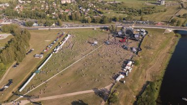 Jelgava şehrinin hava görüntüsü Letonya Zemgale insansız hava aracı üst görünümü