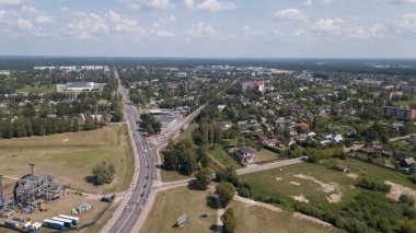 Jelgava şehrinin hava görüntüsü Letonya Zemgale insansız hava aracı üst görünümü