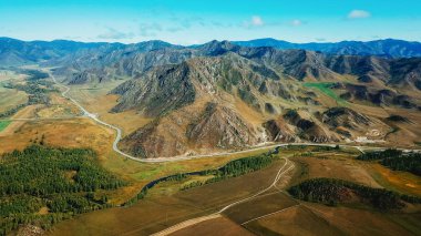 Altay dağlarında turkuaz Nehri