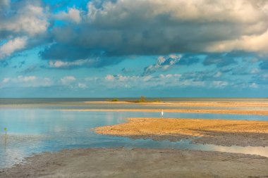 Haliç sularında yansıyan bulutlu gökyüzü.