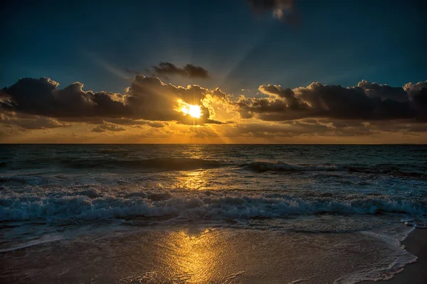 Sonnenuntergang über der Karibik. — Stockfoto