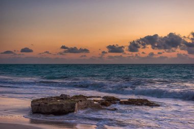 Karayip Denizi üzerinde gün batımı. Küçük bulutlar ile açık gökyüzü. Açık havada.
