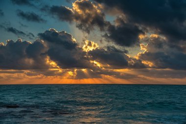 Karayip Denizi üzerinde gün batımı. Küçük bulutlar ile açık gökyüzü. Açık havada.