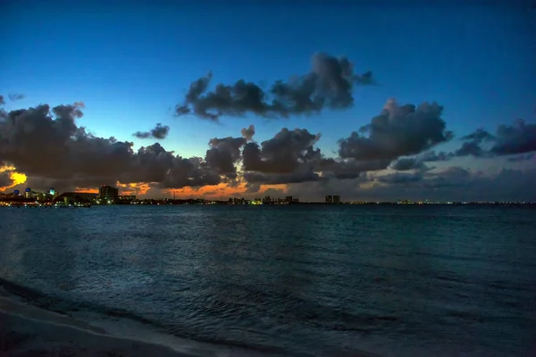 Pôr Sol Mar Das Caraíbas Céu Limpo Com Pequenas Nuvens — Fotografia de Stock