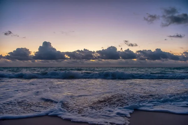 加勒比海上的日落 晴朗的天空与小云 晴朗的天气 — 图库照片
