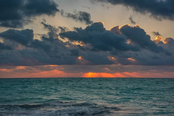 Puesta Sol Mar Caribe Cielo Despejado Con Pequeñas Nubes Clima — Foto de Stock