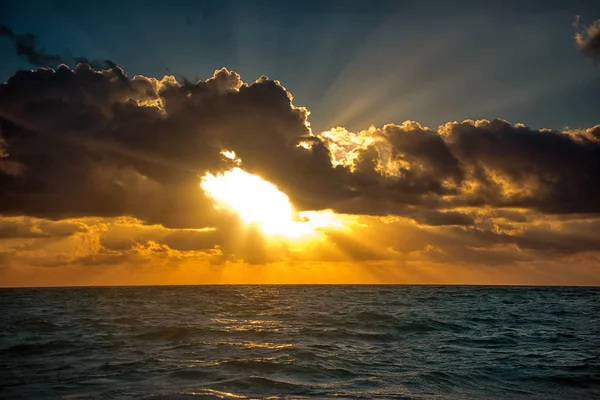 Puesta Sol Mar Caribe Cielo Despejado Con Pequeñas Nubes Clima — Foto de Stock