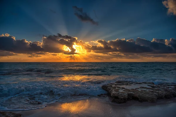 加勒比海上的日落 晴朗的天空与小云 晴朗的天气 — 图库照片