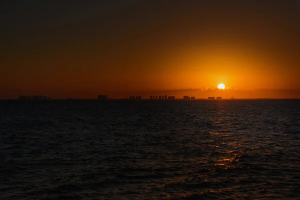 Tramonto sul Mar dei Caraibi. Tonalità arancione . — Foto Stock