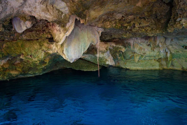 Cenote Dos Ojos Com Água Azul Clara Caverna — Fotografia de Stock