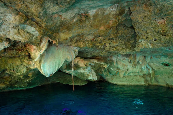 Cenote Dos Ojos Tiszta Kék Víz Barlangban — Stock Fotó