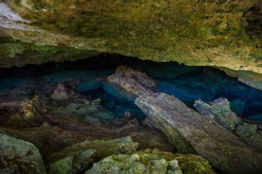 Hipotermik Dos Ojos ile berrak mavi su Mağarası