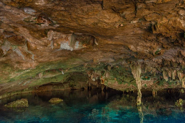 Cenote Dos Ojos Jasne Błękitne Wody Jaskini — Zdjęcie stockowe