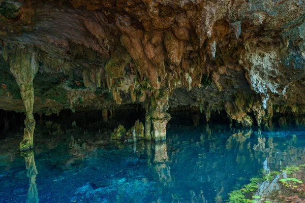 Cenote Dos Ojos Jasne Błękitne Wody Jaskini — Zdjęcie stockowe