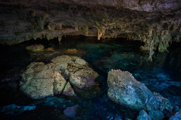 Cenote Dos Ojos Jasne Błękitne Wody Jaskini — Zdjęcie stockowe