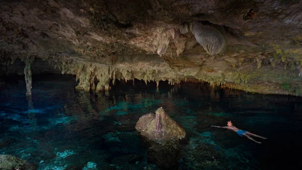 Cenote Dos Ojos con agua azul clara — Foto de Stock