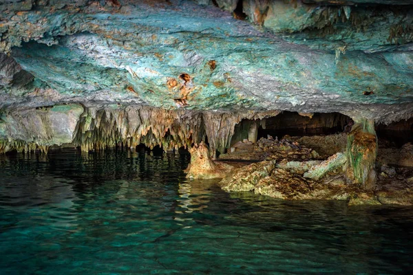 Cenote Dos Ojos z jasny niebieski wody — Zdjęcie stockowe