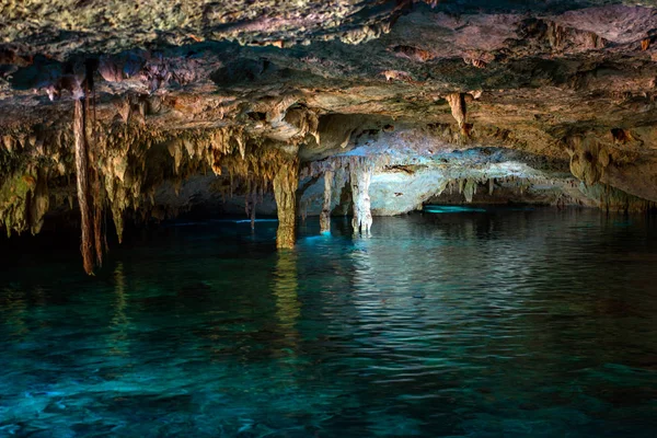 Cenote / Dos Ojos met helder blauw water — Stockfoto