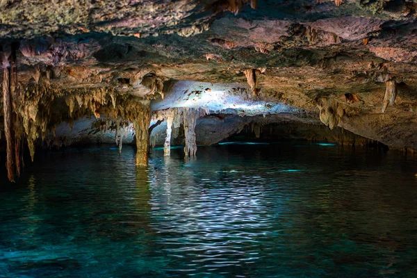 Cenote Dos Ojos con agua azul clara — Foto de Stock