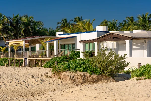 Case sulla spiaggia di lusso lungo le dune di sabbia — Foto Stock
