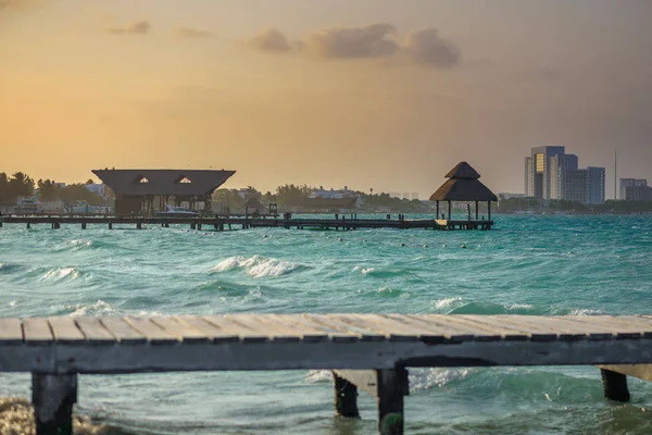 Pier em um sol bonito do por do sol, com um mar azure — Fotografia de Stock