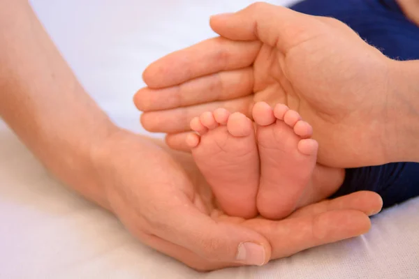 Pieds nouveau-nés et les mains des parents — Photo