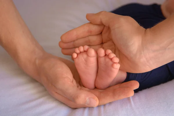 Nyfödda baby fötter och händer föräldrar — Stockfoto