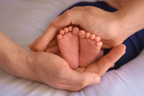 Nyfödda baby fötter och händer föräldrar — Stockfoto