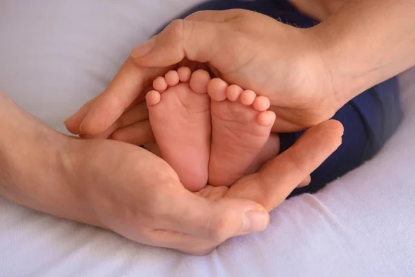 Neugeborenes Baby Füße und Hände der Eltern — Stockfoto