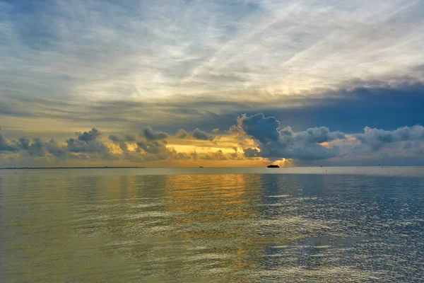 Puesta de sol en el mar Caribe. Ciudad de Cancún, México . — Foto de Stock