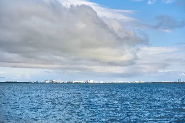 Ochtendgloren op de Caribische zee. Cancun ochtend. — Stockfoto