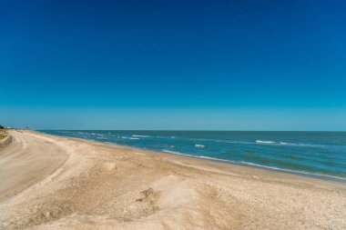 Meksika Körfezi'ndeki plaj. Kum, deniz ve gökyüzü. Meksika.