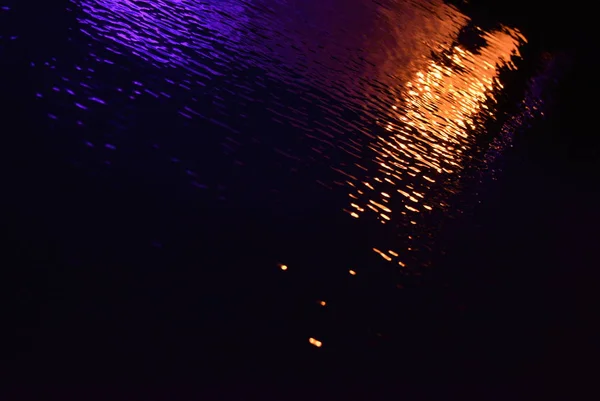 Éblouissement et réflexion de la lumière sur l'eau . — Photo