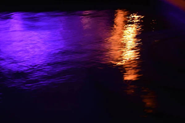 Éblouissement et réflexion de la lumière sur l'eau . — Photo