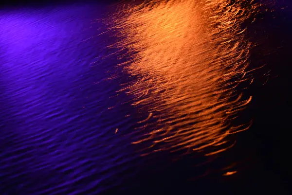 Blendung und Reflexion des Lichts auf dem Wasser. — Stockfoto