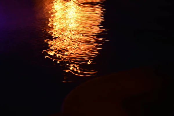 Éblouissement et réflexion de la lumière sur l'eau . — Photo