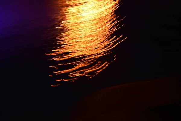 Éblouissement et réflexion de la lumière sur l'eau . — Photo