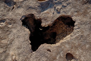 Kalp şeklinde bir kayanın içinde delik. Kireçtaşı.