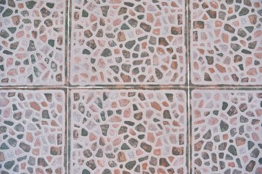 Koyu tonlarda taş karoların dokusu yakın çekim.