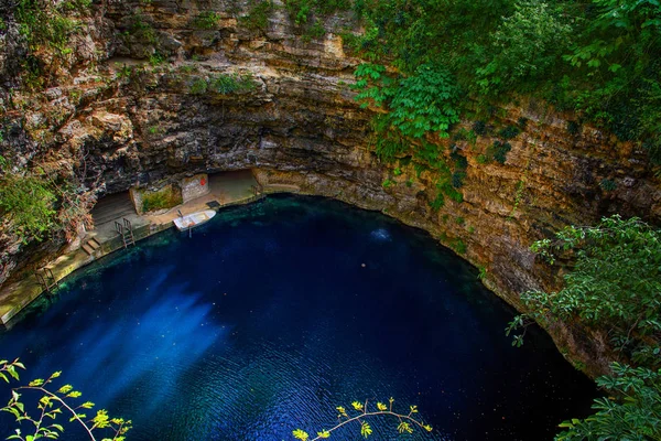 Cenote Екостанція X-каджам з блакитною чистою водою. Мексика, Юкатан. — стокове фото