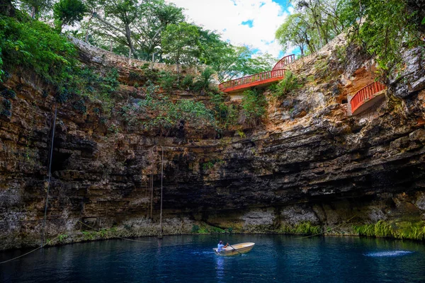 Cenote Ecoturistico X-cajum com água azul clara. México, Yucatán . — Fotografia de Stock